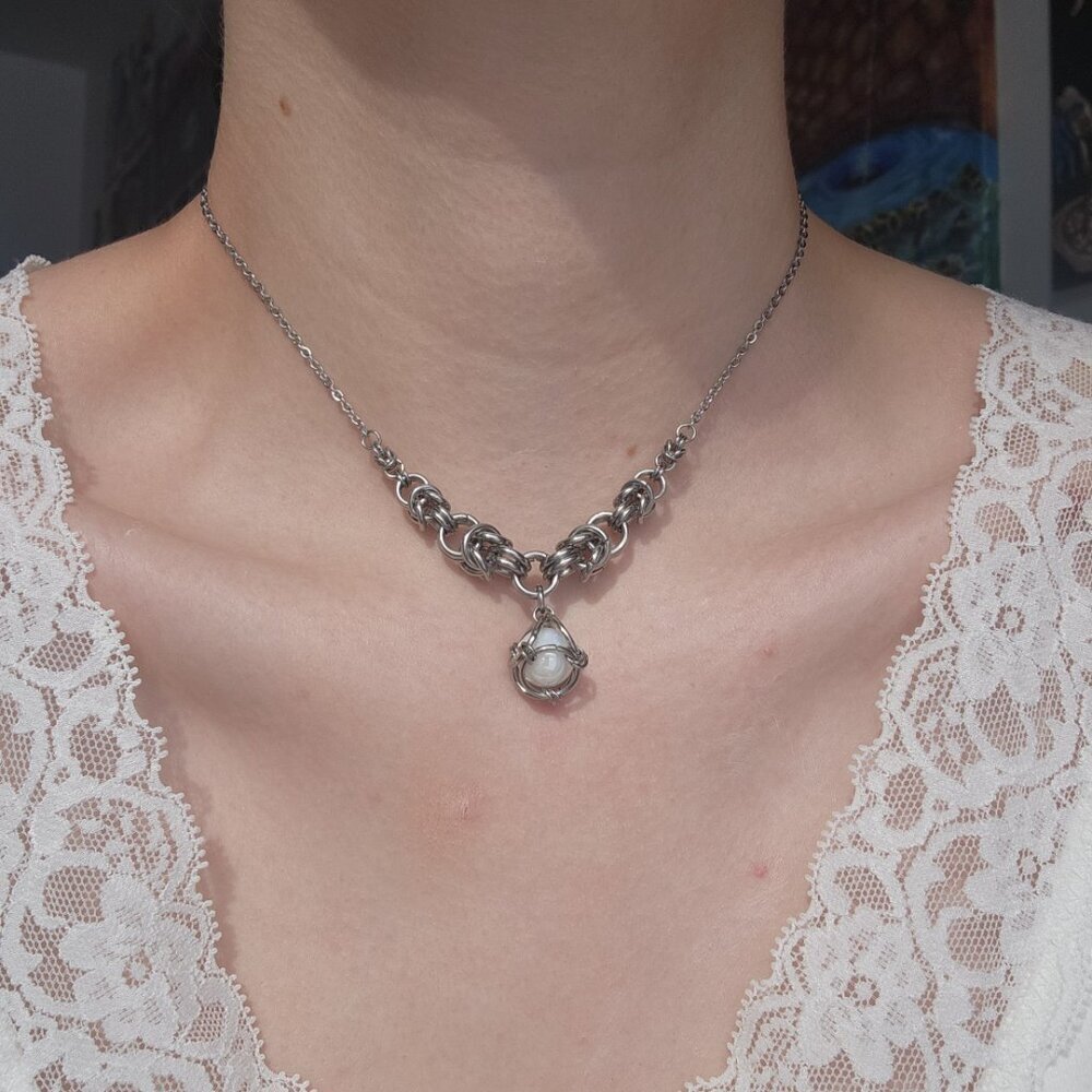 White pearl chainmaille choker necklace with a small silver chain - Picture 11 of 12